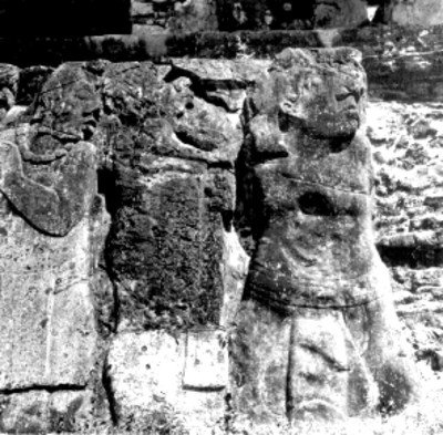 Figuras en relieve de los lados de la escalera de la casa "C"