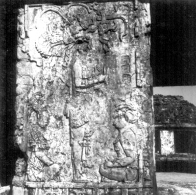 Pilastra "C" de la Casa "A" decorada con relieve en estaco que representa un personaje de pie y dos sentados a sus pies