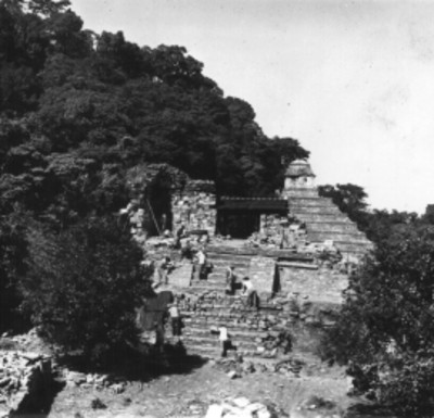 Trabajadores durante reconstrucción del Templo 14