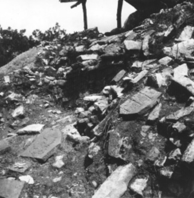Fragmentos de lápidas con relieves en un templo sin desmontar, vista parcial