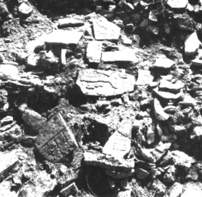 Fragmentos de lápidas en un templo sin desmontar, vista parcial