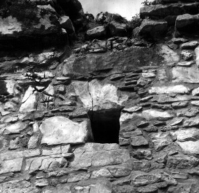 Muro de un templo muestra orificio en el parte superior, detalle