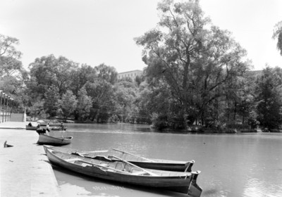 Gente a bordo de canoas en Chapultepec