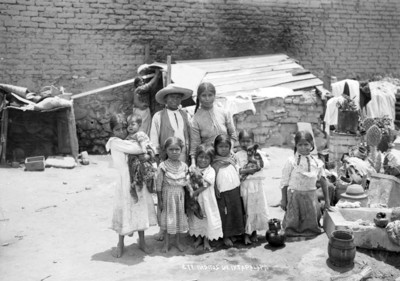 Familia indígena en una casa de Ixtapalapa, retrato de grupo