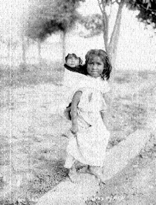 Niña indígena carga a un bebé, retrato
