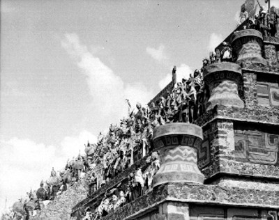 Indios danzantes durante festividad en edificio prehispánico, vista parcial