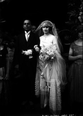 Manuel Celis del brazo de su novia durante su boda religiosa con familiares y amigos, retrato