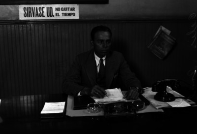Manuel Celis, general, trabajando en su oficina, retrato