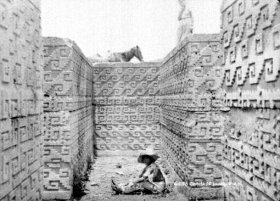 Niño en interior de una tumba cruciforme en las "Ruinas de Guiaroo [sic], Oaxaca"