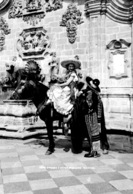 Charro y china poblana en la fuente de Chapultepec, retrato