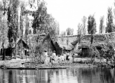 Familia indígena fuera de una vivienda en Xochimilco