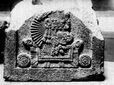 Escultura con relieve, exhibida en el Museo Nacional