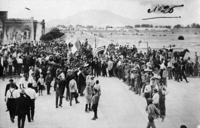 Gente reunida en Ciudad Juárez tras el triunfo de Madero