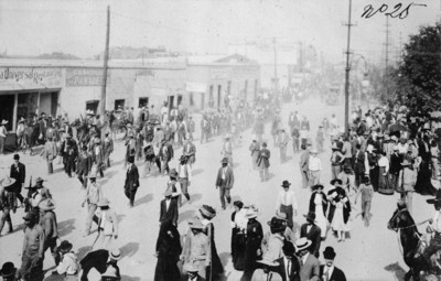 Gente camina por las calles de Ciudad Juárez tras el triunfo de Madero