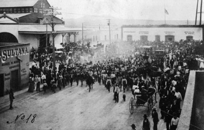 Gente camina cerca del ayuntamiento de Ciudad Juárez al triunfo de los Maderistas