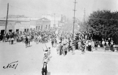 Manifestación por las calles de Ciudad Juárez tras el triunfo de Madero