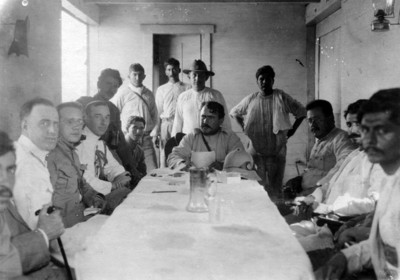 Alvaro Obregón y otros constitucionalistas en una reunión