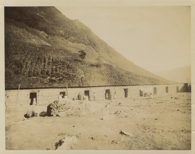 Trabajadores rurales al exterior de casas habitación