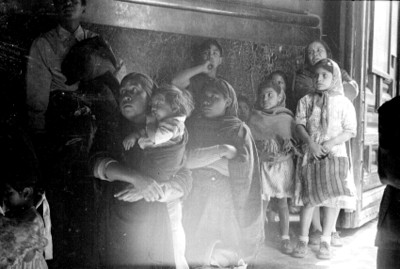 Familia arrodillada en la puerta de la basílica