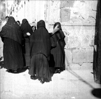 Monjas caminan por el atrío de la villa de Guadalupe