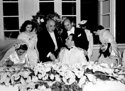 Anastacio Somoza recibe felicitaciones de hombres en un banquete