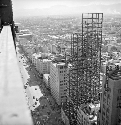 Vista panorámica desde la Torre Latinoamericana en construcción, en primer plano se ve también el levantamiento estructural del edificio Miguel E. Abed