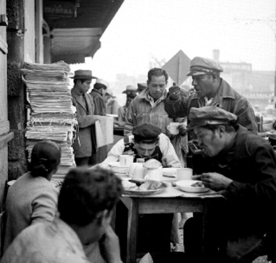 Voceadores toman alimentos en una fonda