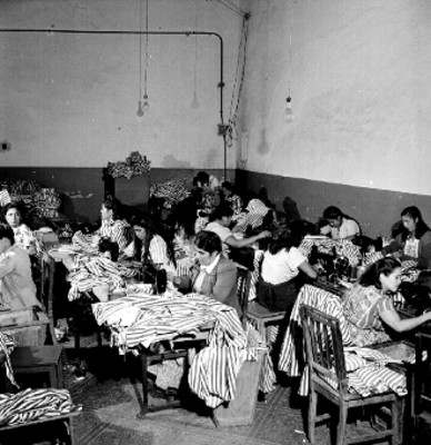 Mujeres cosen uniformes en un taller de la penitenciaría