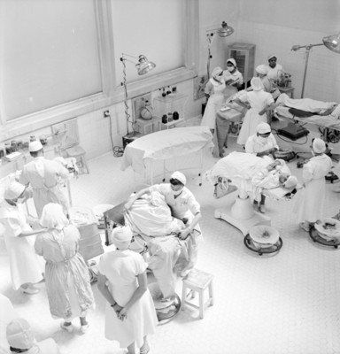 Médicos y enfermeras realizan operación en el Hospital General