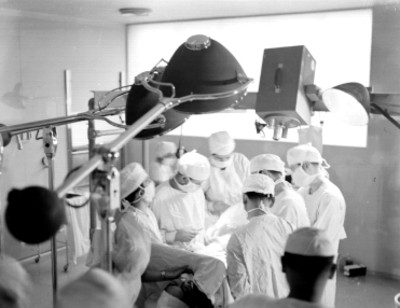 Médicos durante una intervención quirúrgica en el Hospital General