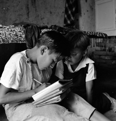 Hijos de mineros hacen la tarea en una habitación