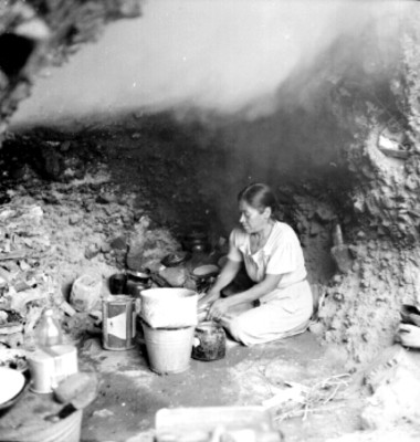 Mujer hace tortillas en una mina