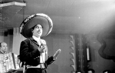 Cantante vernáculo debuta en el cabaret El Burro