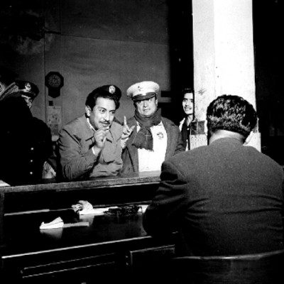 Agente del Ministerio Público conversan en una oficina