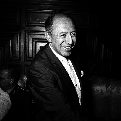 Alfonso Corona del Rosal en un salón, retrato