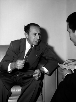 Alfonso Corona del Rosal conversando con un periodista durante una entrevista