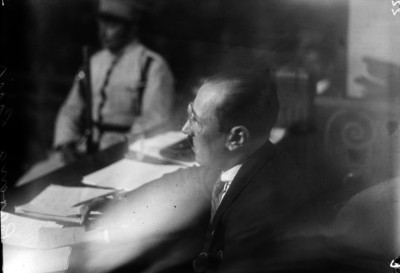 Luis G. Corona presenciando un juicio en un tribunal popular