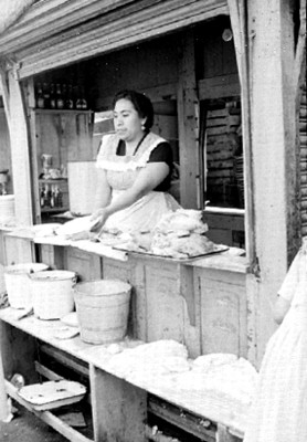 Mujer vende comida en el mercado la Merced