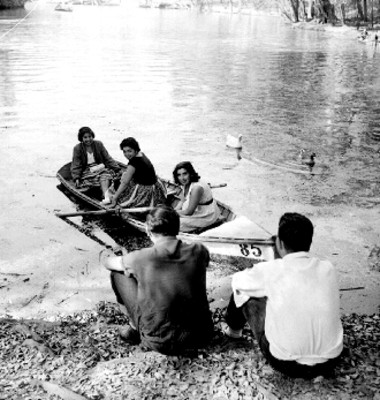 Mujeres remando en el lago de Chapultepec