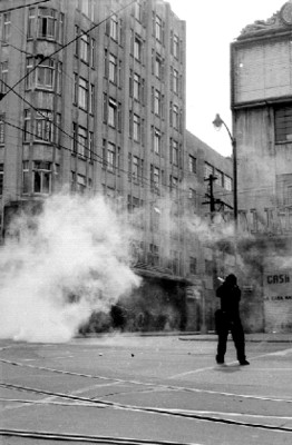 Granadero lanza gases lacrimógenos a un edificio