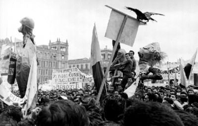 Maestros y estudiantes durante una mifestación de la Plaza de la Constitución