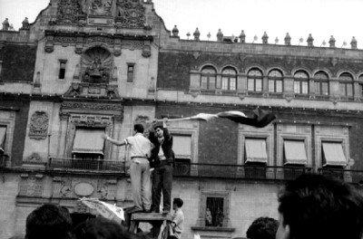 Lideres hablan ante manifestantes frente a Palacio nacional