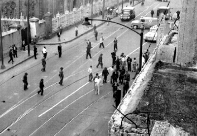 Manifestación de maestros en una avenida