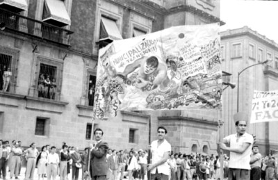 Maestros y estudiantes con pancartas durante una marcha