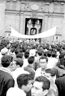 Manifestantes con pancartas frente a Palacio Nacional