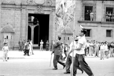 Manifestantes con pancartas durante una marcha