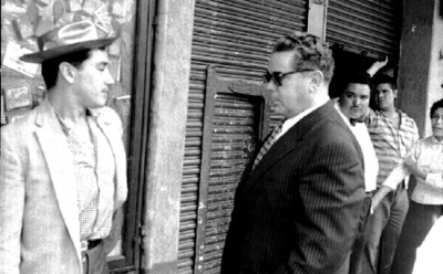 Hombres conversan junto a una tienda