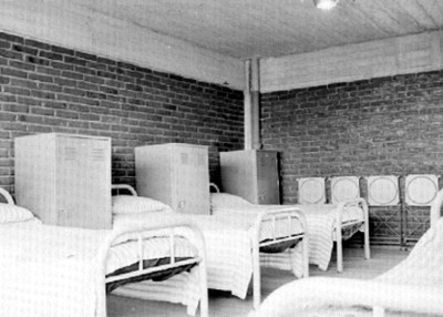 Camas y lockers en un dormitorio