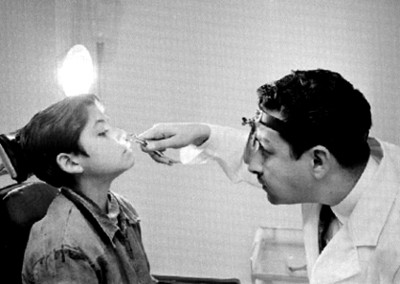 Médico examina la boca a niño