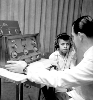 Médico realiza terapía a niño enfermo de audición
